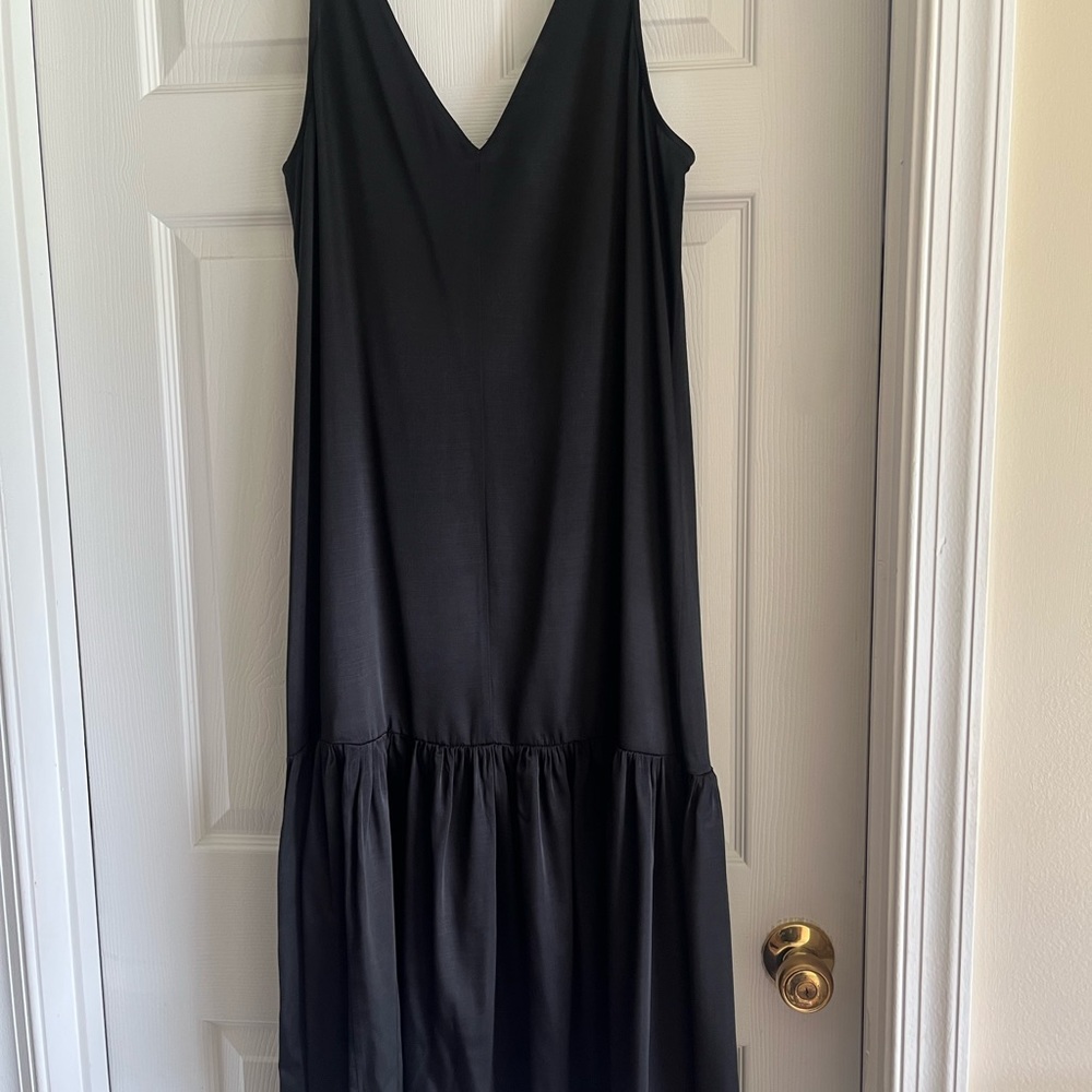 EUC Women’s H&M black sleeveless V-neck dress size M - Picture 2 of 3